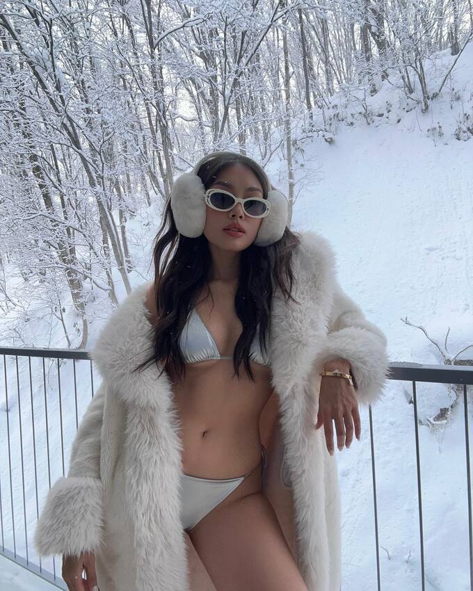 H'Hen Niê diện bikini mỏng tang thách thức thời tiết âm 5 độ - Ảnh 4